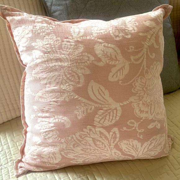 Wamsutta Other - NWT. Pretty Wamsutta 20” pillow. Blush. 20” square